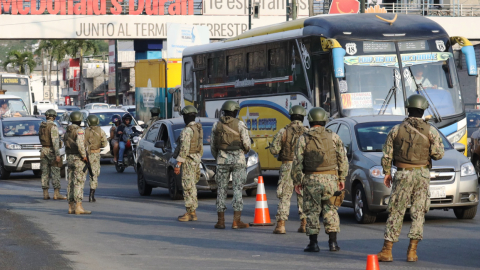 Un contingente militar realiza operativos en el Puente de la Unidad Nacional, con dirección al cantón Durán, en Guayas.