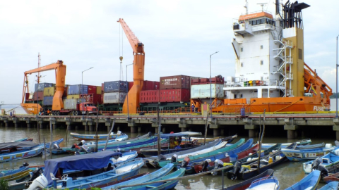 Foto referencial de los buques de abastecimiento de productos de las islas Galápagos parten desde muelle al sur de Guayaquil. 