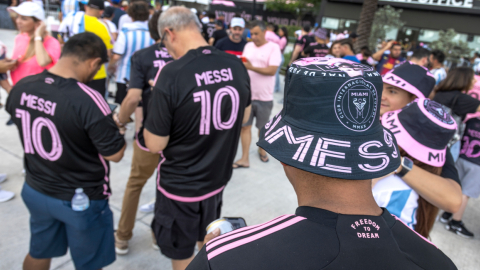 Los aficionados al fútbol hacen fila para ingresar al estadio Inter Miami CF y DRV PNK para asistir al evento de presentación de Lionel Messi, el 16 de julio de 2023.