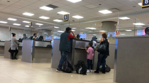 Una familia de ecuatorianos en el área de migración del aeropuerto de Quito, el 23 de diciembre de 2022.