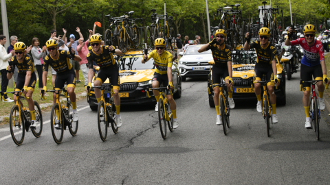 El 23 de julio de 2023, Jonas Vingegaard festeja junto a sus compañeros del Jumbo-Visma su segundo título en el Tour de Francia. 