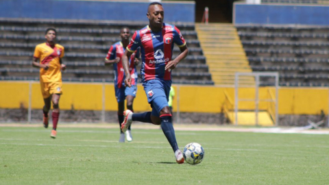 Luis Bolaños domina la pelota en el partido entre Deportivo Quito y Meridiano, el 23 de julio de 2023, en el estadio Atahualpa. 