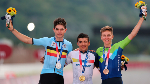 El ecuatoriano Richard Carapaz (c) posa con la medalla de oro junto al belga Wout Van Aert (i), de plata y el esloveno Tadei Pogacar (d) bronce.