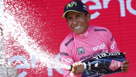 Nairo Quintana festeja su maglia rosa en el Giro de Italia, el 26 de mayo de 2017. 