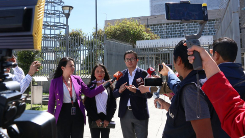 Paulo César Gaibor y Maribel Melo, exfuncionarios de la Asamblea Nacional, hicieron un plantón el lunes 24 de julio de 2023 para reclamar sus liquidaciones.