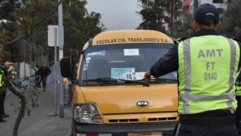 Imagen referencial de un vehículo de transporte escolar. 