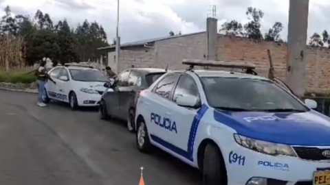 Vehículos de la Policía en la parroquia Sinincay, de Cuenca, donde un padre intentó asesinar a su hija, el 21 de julio de 2023.