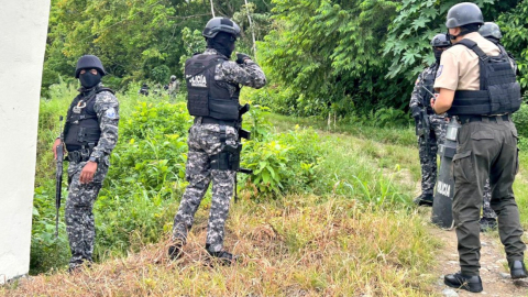 Policías en los exteriores de la cárcel de Esmeraldas, el 25 de julio de 2023. 