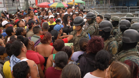 Familiares de los presos de la Penitenciaría del Litoral exigen información en los exteriores del centro, el 25 de julio de 2023.