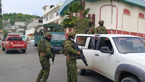 Militares ejecutan un operativo en Esmeraldas, el 25 de julio de 2023.