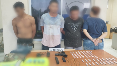 Los cuatro detenidos por extorsiones tras un operativo en Durán, Guayas, el 25 de julio de 2023. 