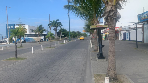 Calles desoladas en el sector Las Palmas, en Esmeraldas, tras la ola de violencia. Foto del 26 de julio de 2023.