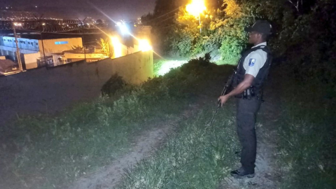 La Policía custodia los exteriores de la cárcel de Esmeraldas, la noche del 25 de julio de 2023.