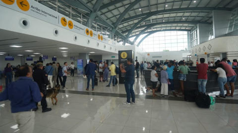 Personas en el Aeropuerto Internacional Eloy Alfaro, en Manta, el 27 de junio de 2023. 