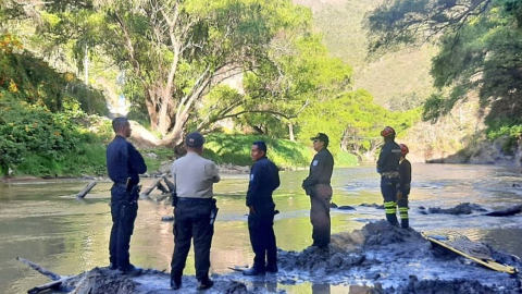 Personal de Bomberos recupera un cadáver del río Cuenca, el 19 de julio de 2023.