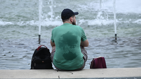 Un hombre junto a una fuente de agua en Washington, Estados Unidos, el 27 de julio de 2023. 