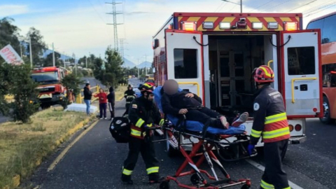 Una mujer es atendida por el Cuerpo de Bomberos de Quito, tras sufrir un accidente de tránsito, el 23 de julio de 2023.