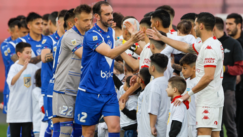 Diego Godín de Vélez Sarsfield saluda a los jugadores de  Huracán en su despedida como profesional, el domingo 30 de julio de 2023.