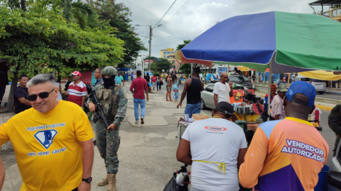 Militares custodian el Parque Infantil, en el centro de Esmeraldas, tras la ola de violencia en la ciudad. Foto del 27 de julio de 2023.