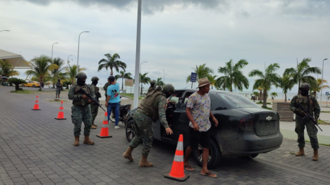 Operativo de control de armas y explosivos en Las Palmas, playa de Esmeraldas, el 25 de julio de 2023.