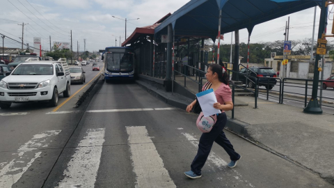 Parada de la Metrovía frente al Fuerte Huancavilca de la vía a Daule, en el norte de Guayaquil. 