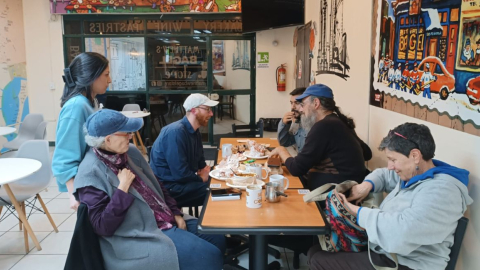 Un grupo de extranjeros en una panadería que ofrece comida estadounidense en Cuenca, el 21 de julio de 2023.