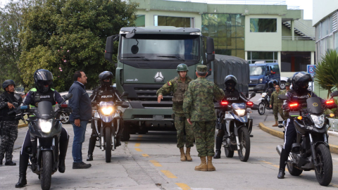 Personal de las FF.AA. traslada el material electoral a la empresa integradora, este 20 de julio de 2023.