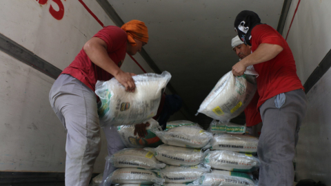 Empaques de arroz de la piladora Lavisa Super Extra, ubicada en la vía Daule, provincia de Guayas. Foto de junio de 2023. 