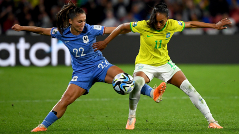 Eve Perisset, de Francia, compite por un balón ante Adriana, de Brasil, en el Mundial femenino, el 29 de julio de 2023.