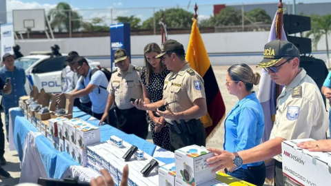 El Municipio de Manta entregó a la Policía cámaras de vigilancia y radios de comunicación entre otros equipos, este 29 de julio de 2023. 