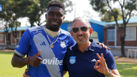 Michael Carcelén junto a José Pileggi, presidente de Emelec, el 29 de julio de 2023.