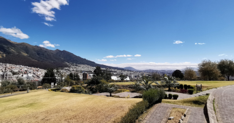 El cielo despejado o con pocas nubes es una clara señal de que el verano llegó. La escasa presencia de lluvias también corresponde a la época veraniega, que se mezcla con fuertes vientos.