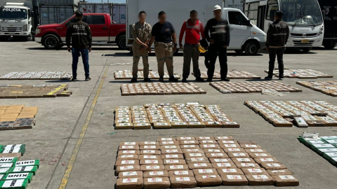 La Policía detuvo a cuatro personas e incautó 1.300 paquetes de cocaína en un puerto de Guayaquil, este domingo 30 de julio del 2023. 