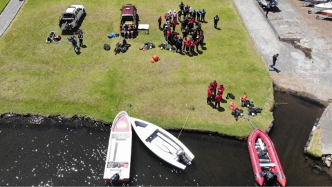 Rescatistas de diferentes instituciones en el lago San Pablo, en Otavalo (Imbabura), el domingo 30 de julio de 2023.