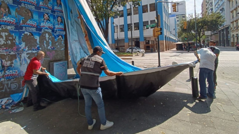 Personal del Municipio de Guayaquil retira propaganda electoral de una zona regenerada del centro, el 30 de julio de 2023.