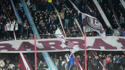 La hinchada de Lanús durante un partido de la Superliga argentina.