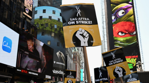 Carteles alusivos a la huelga de actores en Hollywood en Times Square, Nueva York, el  25 de julio de 2023. 