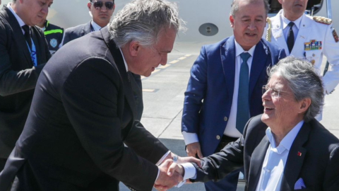 Presidente Guillermo Lasso llega a Costa Rica para la firma del Acuerdo Comercial, el 1 de marzo de 2023. Es recibido por el ministro de Relaciones Exteriores y Culto, Arnoldo André Tinoco.