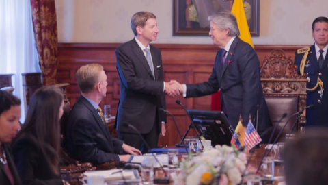 El presidente Guillermo Lasso saluda con Scott Nathan, director ejecutivo de la Corporación Financiera de Desarrollo Internacional de los Estados Unidos, en Carondelet, Quito, el 31 de julio de 2023.