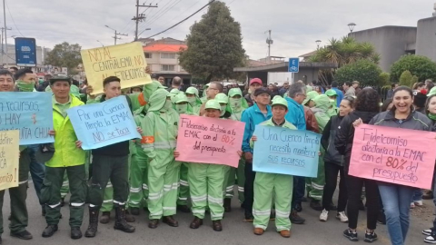 Trabajadores de la Empresa de Aseo de Cuenca en una protesta contra el fideicomiso del sector eléctrico, el 1 de agosto de 2023.