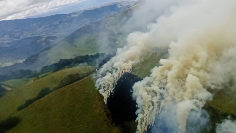 Vista aérea del incendio en el cerro Urcusiqui, en San José de Minas, Quito, el 1 de agosto de 2023.