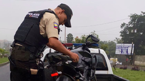 Un policía junto a la moto robada tras un operativo en Santo Domingo, el 1 de agosto de 2023. 