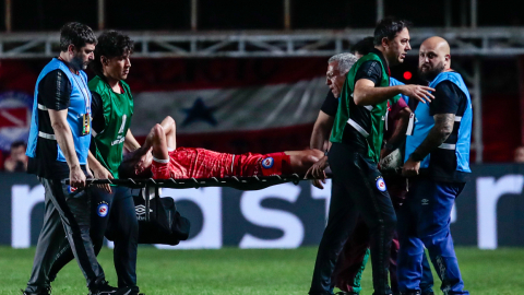 Luciano Sánchez de Argentinos Juniors sale lesionado, en el partido de los octavos de final de la Copa Libertadores entre ante Fluminense, el 1 de agosto de 2023.