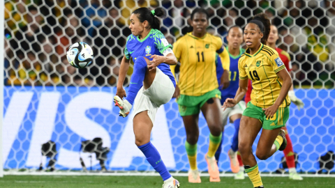 Marta, de Brasil, domina un balón ante las jugadoras de Jamaica en el Mundial femenino, el 2 de agosto de 2023.