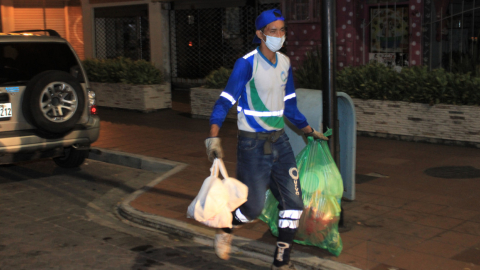 Un trabajador de Urvaseo recolectando la basura en un sector de Urdesa, Guayaquil.