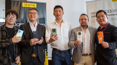 Representantes de la marca de tecnología china Realme, en el lanzamiento en Ecuador, en julio de 2023. 