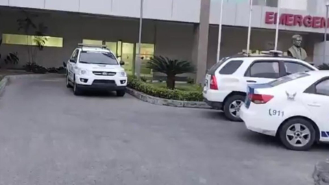 Patrullas de la Policía resguardan el hospital regional Verdi Cevallos de Portoviejo, en Manabí, el 3 de agosto de 2023.