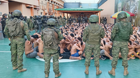 Militares custodian a prisioneros en la Penitenciaría del Litoral, el 3 de agosto de 2023. 