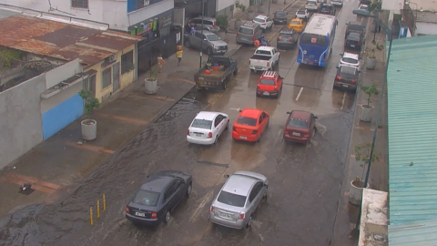 Una calle cercana al Estero Salado, en Guayaquil, registra inundaciones leves, el 3 de agosto de 2023. 