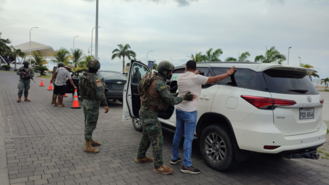 Personal militar realiza un control de armas en la Playa Las Palmas de Esmeraldas, el 27 de julio de 2023.